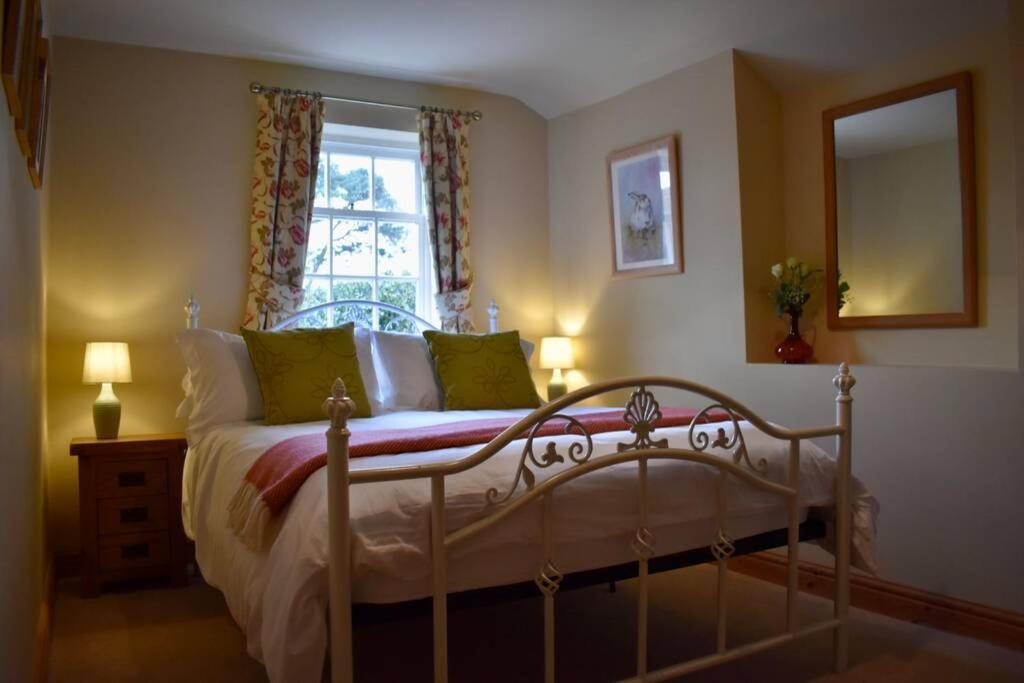 Cross Keys Cottage Holiday Let Бишопс-Касл Экстерьер фото