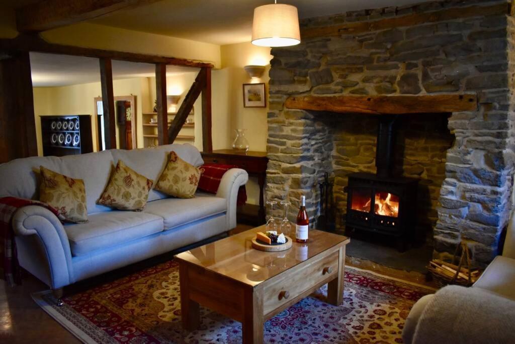Cross Keys Cottage Holiday Let Бишопс-Касл Экстерьер фото